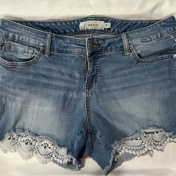 Torrid lace accent denim shorts size 14 - Picture 1 of 4